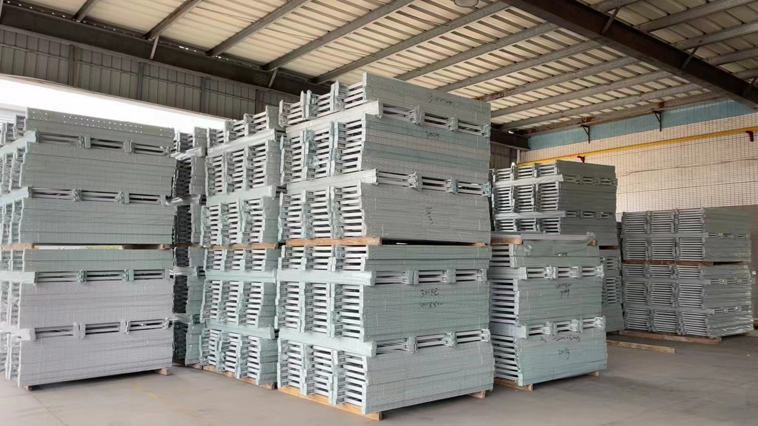 Our storage shelves have the following features and advantages